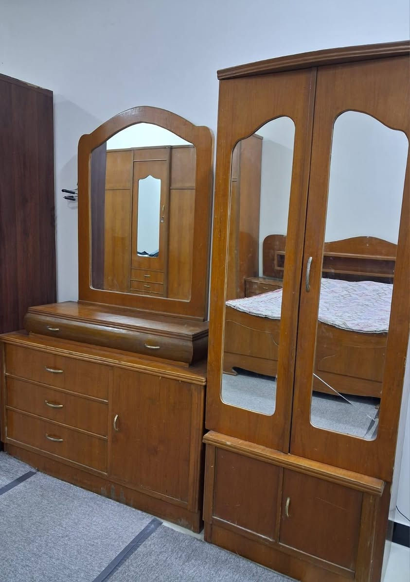 للبيع .. غرفة نوم خشب صاج اصلي نظيفة جدا .. شغل درجة اولى فول
السعر 800
البصرة حي الجامعة شارع مستشفى الطفل 
للتواصل ***********
