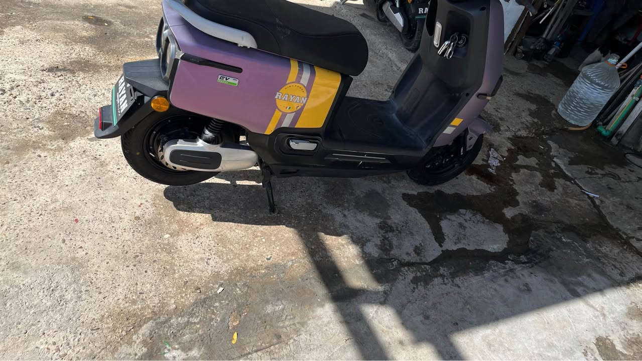 دراجة شحن ريان ام عيون 
6 بطاريات كبار 
موديل 25 
سرعة 60 
3 سرعات 
مثبت سرعة 
رجوع للخلف r 
بدون اي نقص او عطل 
مكاني بغداد دورة مهدية الثانية 
استفسار *********** 
السعر 650  
واذا تريد بطارية ليثيوم هم اكو بس يختلف السعر بغداد, العراق
