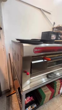 فرن بيتزا صينيتن عرض 130 ب90 وبي ميز بجروخ متحرك بانسيابيه عاليه وتكمه...