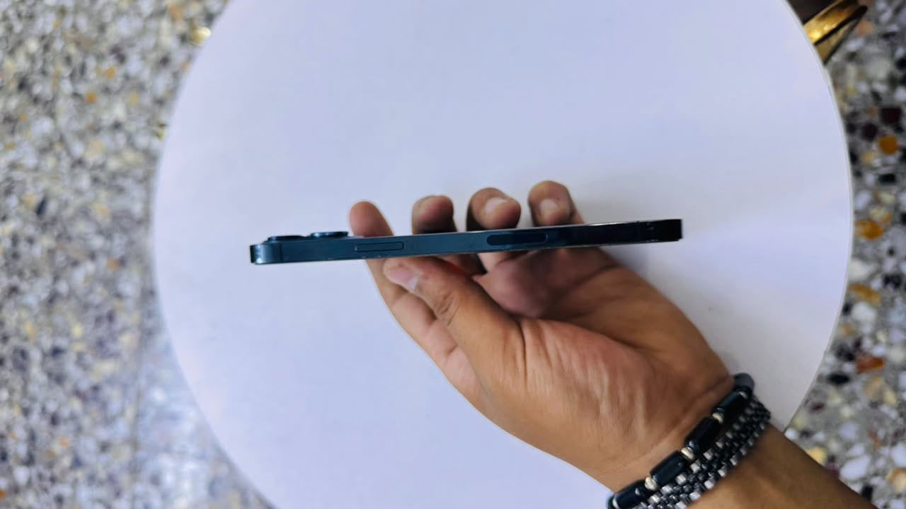 السلام عليكم 

iPhone 12 Pro Max 
الجهاز نظيف وما مفتوح ابد ذاكرة 512 بطارية 79 صرف الشحن مالتة كلش زين تفحصة وين ما يعجبك اي خلل بي يرجع الجهاز مال بيت وكلش محافظين علية السعر 550 وبي مجال تگول سعرك هواي وبالسوك ارخص الجهاز ذاكرتة عالية وقليل هيج ذاكرة *********** اتصال واتس موجود
