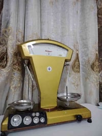 ميزان ايطالي مؤرخ ١٩٥٥ مصنوع من الالمنيوم الثقيل مع اوزان نحاس عدد ٦  ...