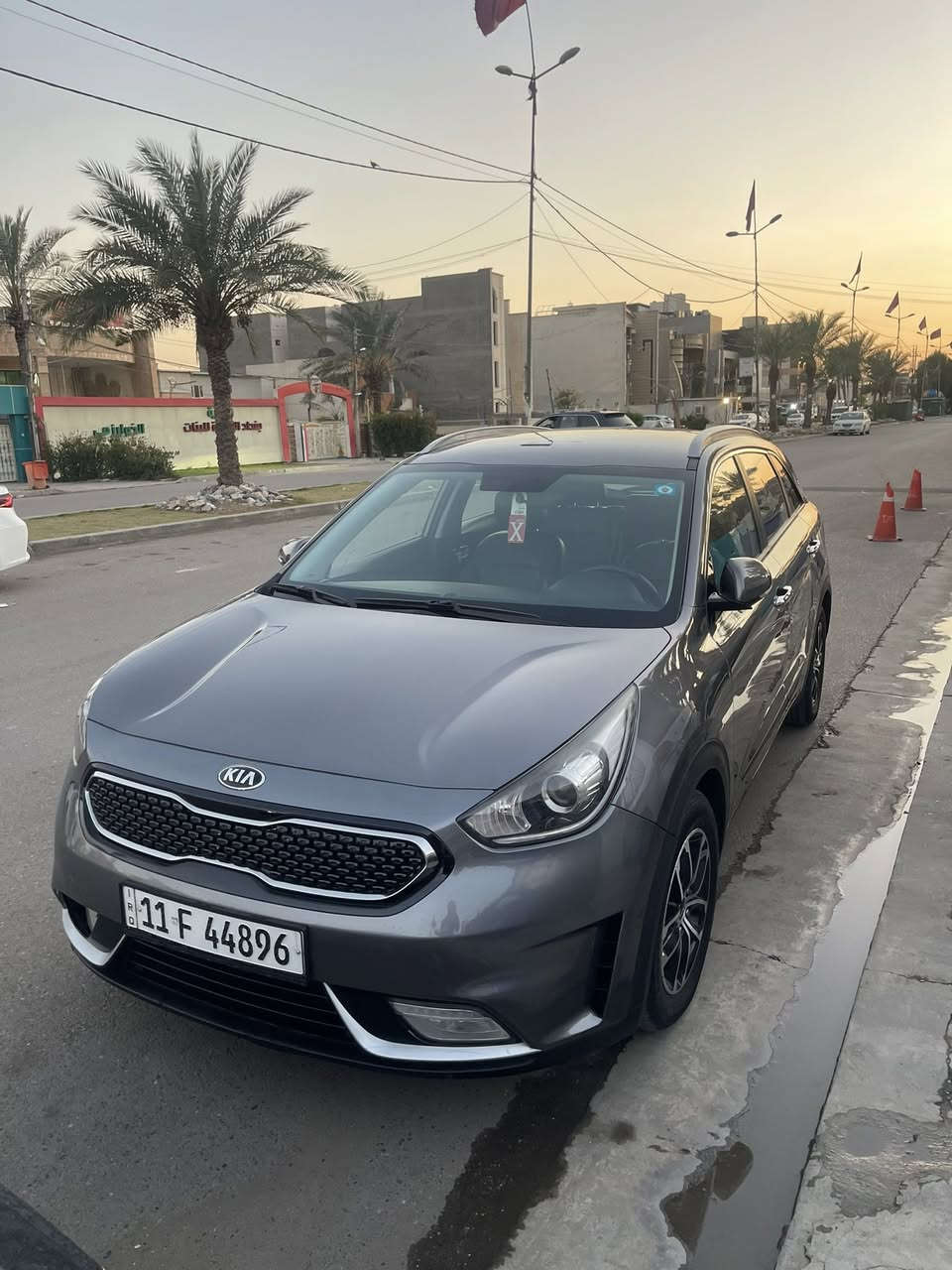 السلام عليكم كيا نيرو 2018 هايبرد وبانزين  فول مواصفات بيها باب عكس السايق مصبوغ فقط اثر جراد كشنات تدفئه وتبريد وجلد وبصمه وتحكمات وشااشه جبيره مكانها بغداد السيديه سعرها 124 وبيها مجال 
***********
