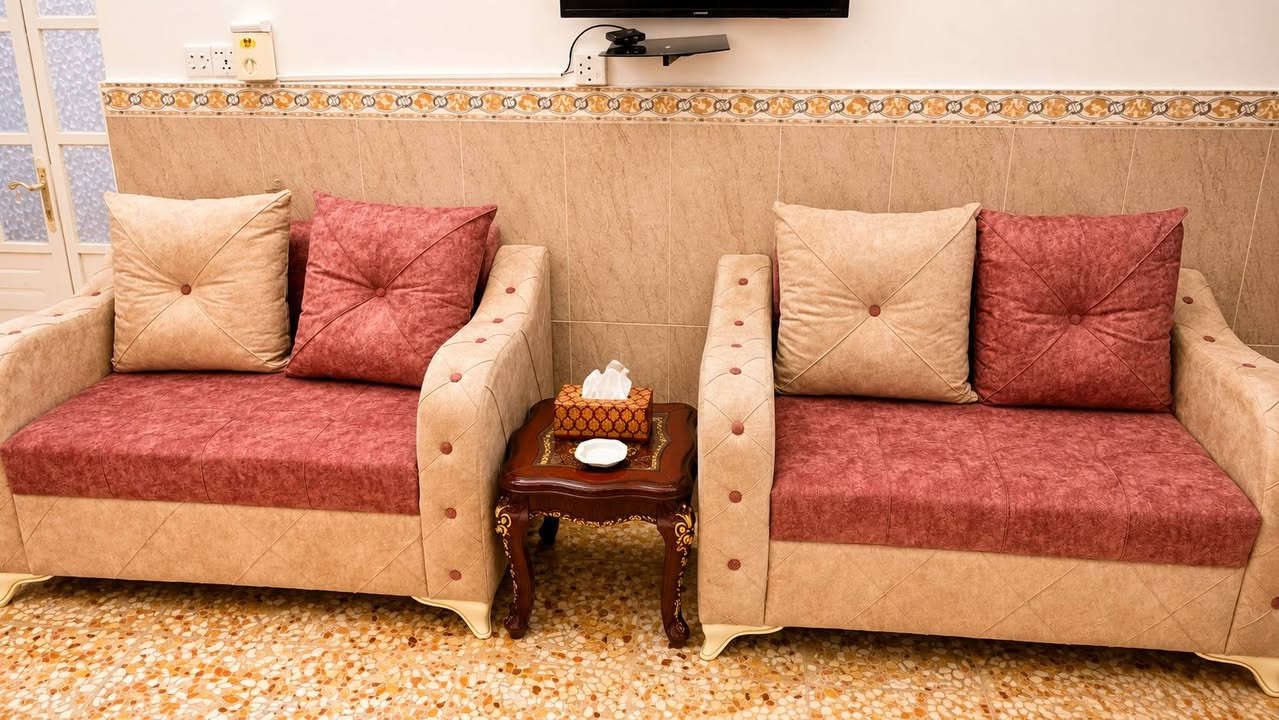 السلام عليكم 
للبيع تخم قنفات راقي وأنيق  ✨
طقم بحالة ممتازة ونظيف، ألوانه راقية ومتناسقة (بيج ووردي غباري)، مناسب للصالات والمجالس 🌸

يشمل [عدد القطع : ٨قطع يعني تخم ونصف]
💰 السعر: [ مليون وربع وبي مجال ]

اما البردات (٣٠٠الف وبيها مجال ) 
والطاولات (١٠٠ الف وبيها مجال) 

📞 للاستفسار او المراسلة واتساب : [***********]
📍 المكان: [النجف الاشرف]
