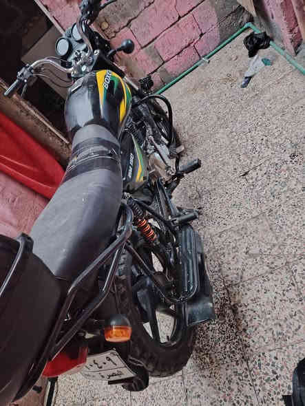 سلام عليكم بوكسر كلاسك موديل 22 مفتوحه مره وحده كله شركة رقم وسنويه تحويل ثاني السعر 1600 وبيها مجال العنوان بصره 5ميل ***********
