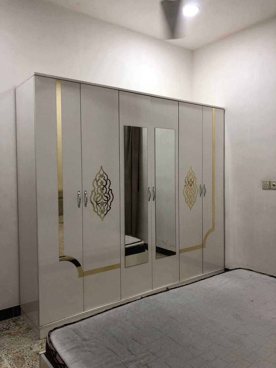 سلام عليكم غرفه نوم للبيع نوعها تركي تحتوي على كنتور عدد 6 ابواب مع كومدي عدد اثنان + ميز تواليت وسرير نوم سعة نفرين بحالة جيدة جداً + مع دوشك نفرين فندقي درجة أولى السعر : 800 الف دينار عراقي مع الدوشك وبيها مجال بسيط : العنوان بغداد الغزالية الاتصال على الرقم *********** ومتوفر بي واتساب
