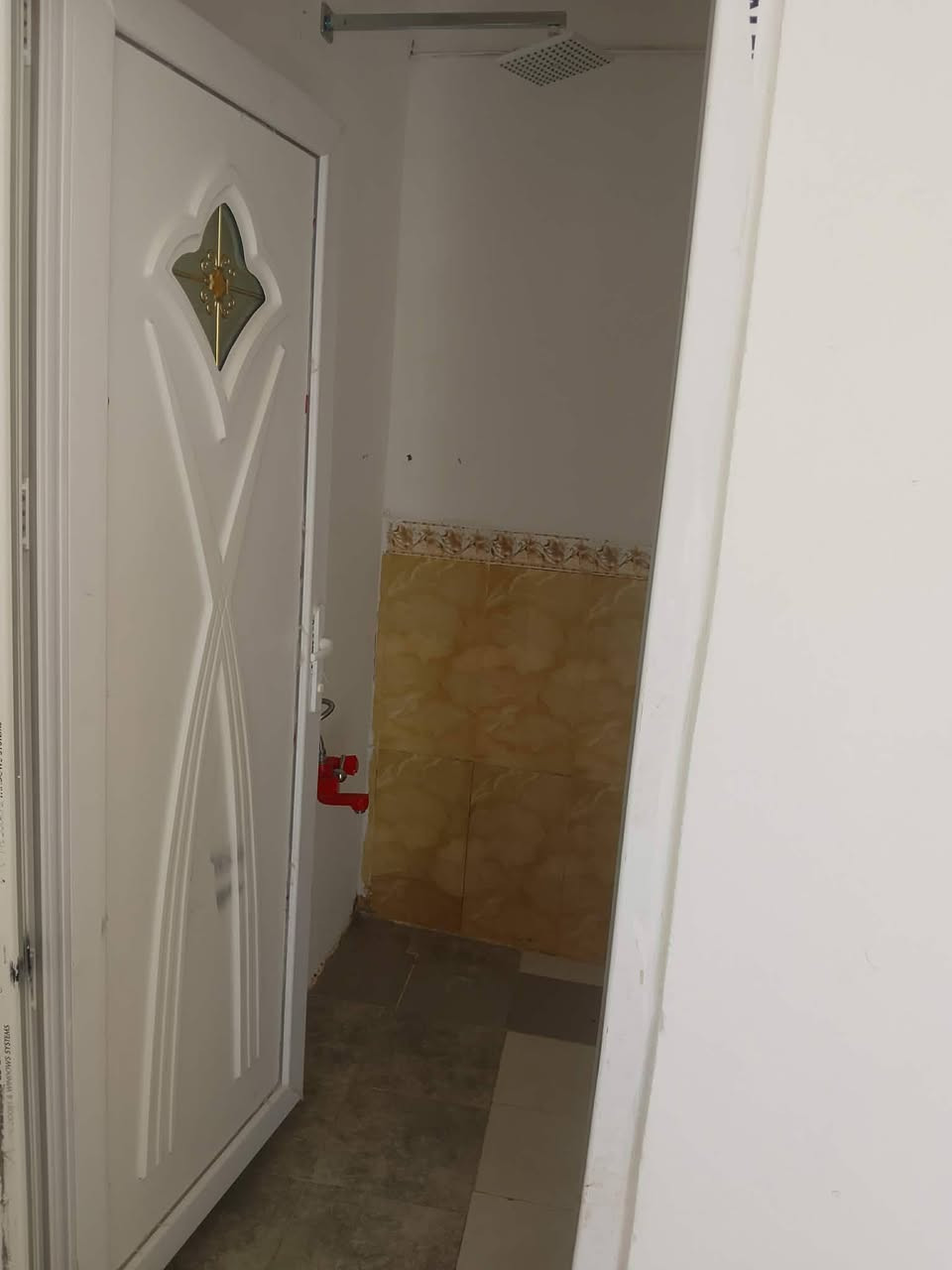 السلام عليكم ورحمة الله وبركاتة
بيت بل صناعه البلوك الاول 
خلف صناعه يم الصبري مجاور بيت ابو قيصر.. 
البيت مساحه 110 متار 
بيت حر لا مطلوب سكان ولا مبادره 
البيت يباع على المبادره الي يريد 
بيت ترميم جديد  كهرباء ماء كله درجه اوله  صبغ  ارضيه  كله جديد 
يحتو البيت على مجمع صحي كامل خارجي + طامه +  ستقبال + صاله + غرفه سويت حمام داخلي + مطبخ + سراميك 
منور كبير 
بيتونه  على شكل مغزن 
تشاريف 
تبليط مجاري كهرباء كله جديد 
#البيت البيع 
والرهن هم يرهم  
استفسار  نتصل على رقم 
***********
خاص ماجاوب 
ما جاوب.....
