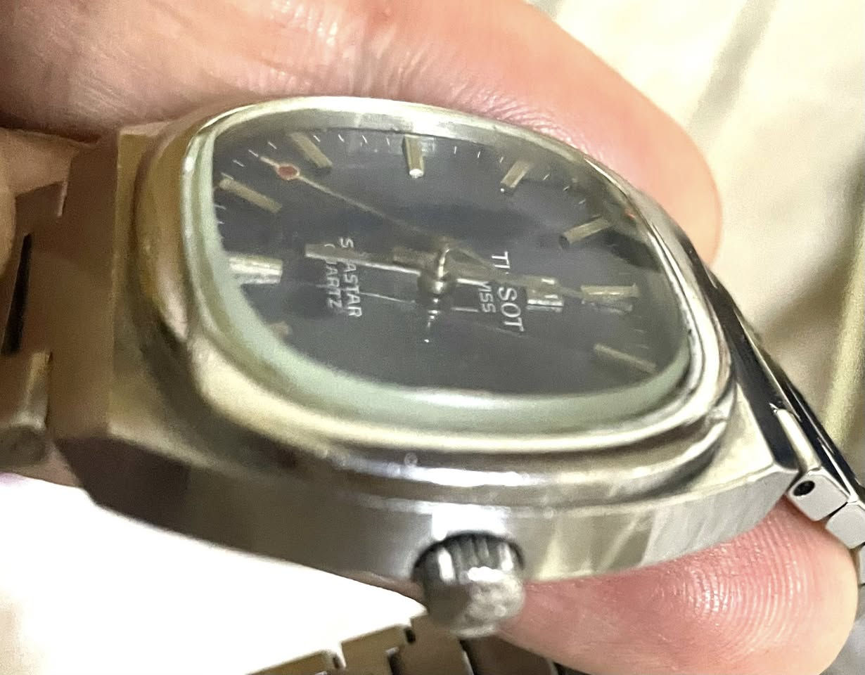 ساعة تيسوت(Cuartz Tissot Seastar) كوارتز(بطاريه) سويسري القطر 37-40 ملم انتاج نهاية السبعينات وبداية الثمانينات
نافذه للتاريخ اليومي
مينا زرقاء مشطبة
السير فقط مستبدل
نظافة الساعه ممتازه
وقت جداً مضبوط 
السعر 125 ألف
للمهتم خاص ***********
المكان كركوك يوجد توصيل

