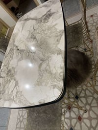 ميز طعام • خمس كراسي • كرسي مكسور