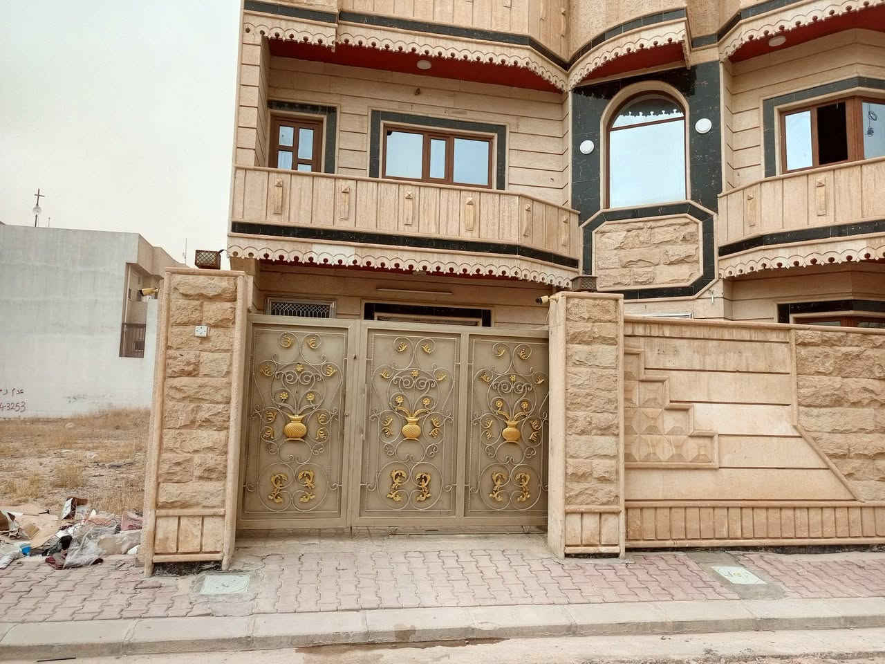 السلام عليكم اشتغل صباغ حديد بويه شبابيك بيبان القطعه ع 25 صبغ باب لحوش 30    مكان العمل صلاح الدین تکریت ***********
