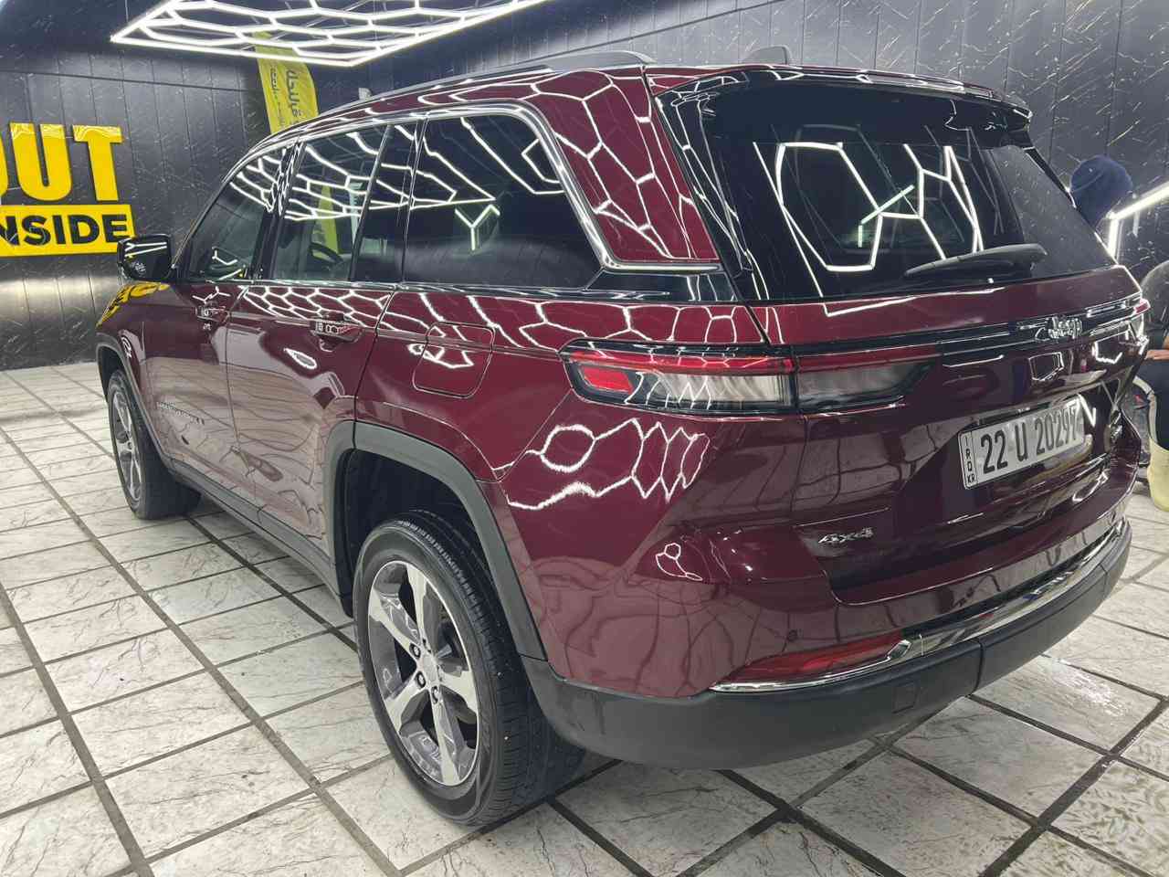 السلام عليكم جيب وارد امريكي موديل 2023 لمتد (Limited) السيارة فول مواصفات عدا الفتحة رقم اربيل باسمي بسمي ترقيم جديد اني مستوردهه
 ماشيه ٢٤ميل
السياره جديده جدا على وضع الشركه مكينه وكير وصدر برغي ممفتوح بيهة السياره جديده  الحادث صبغ جاملغ خلفي ونصف الباب الخلفي بدون ايرباك بجم كبس مثل ما موضح بالصور
السعر ٢٩٥٠٠
 مكاني بغداد حي العدل
رقم الهاتف ***********
