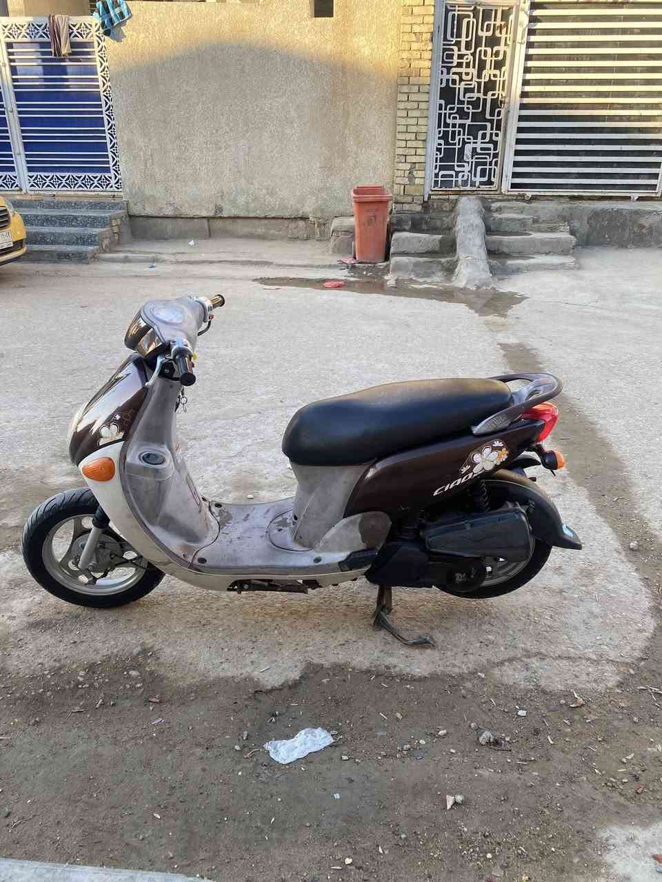 سلام عليكم دراجه فله للبيع الدراجه لون جوزي مميز الدراجه موديل 2011 الدراجه جديده ما متعوبه صايرلي ثلاث اشهر من مطلعه من الوكيل الدراجه اشتريتها علمود المدرسه يعني اروح واجي بيها ما متعوبه بعده وكاله الدراجه مشتريها 1100 مليون او ميه رايدها 150بمليون او خمسين المكان ميسان للاستفسار:***********رحمه لوالديكم الي مو شراي لا يجي ويتعبني
