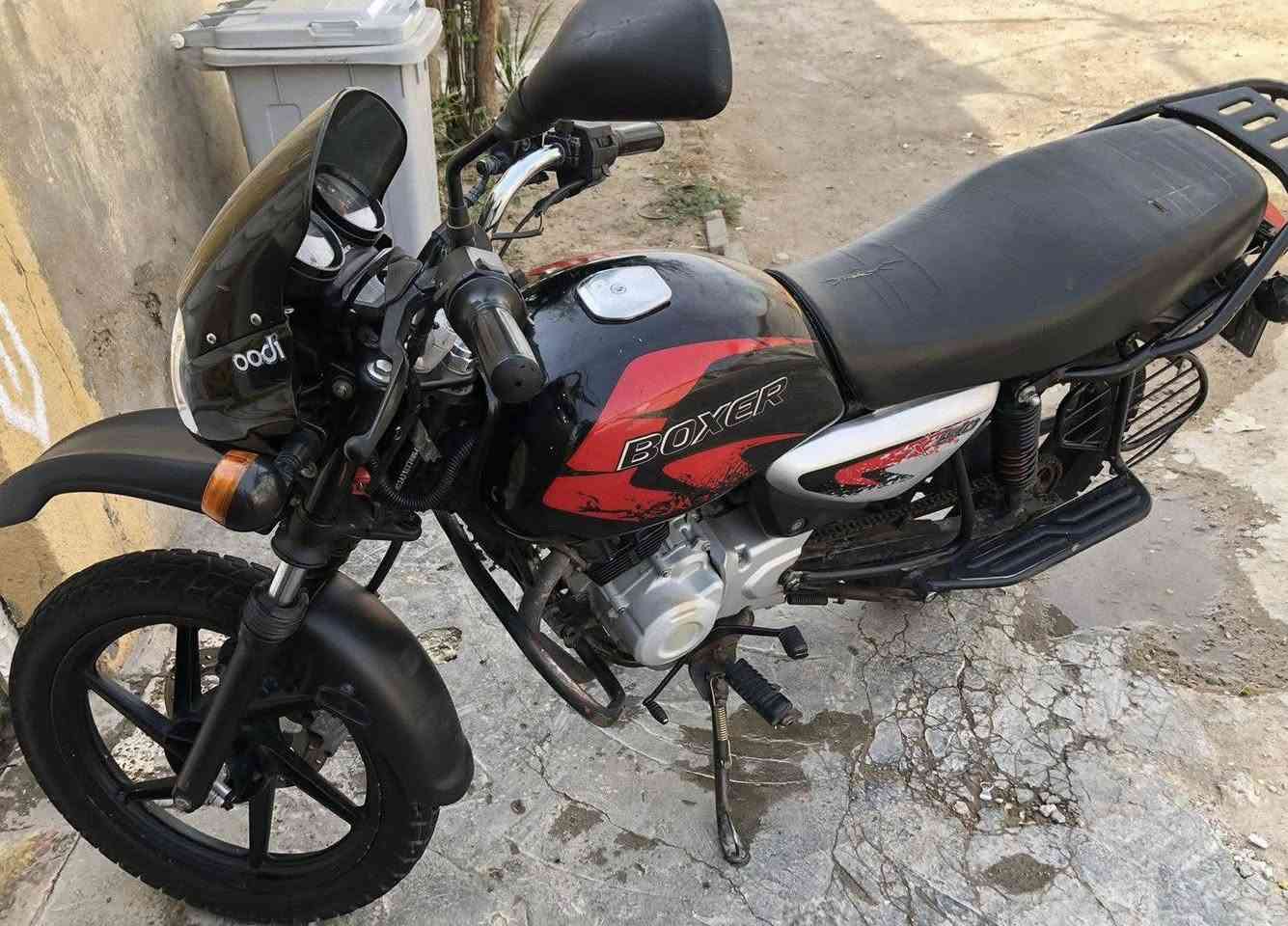 دراجه بوكسر للبيع 21 رقمها بغداد لوحات انكليزي مكاني محموديه تحويل ثاني يوم خير من الله محركها السعر مليونين وبيها مجال للتواصل ***********
