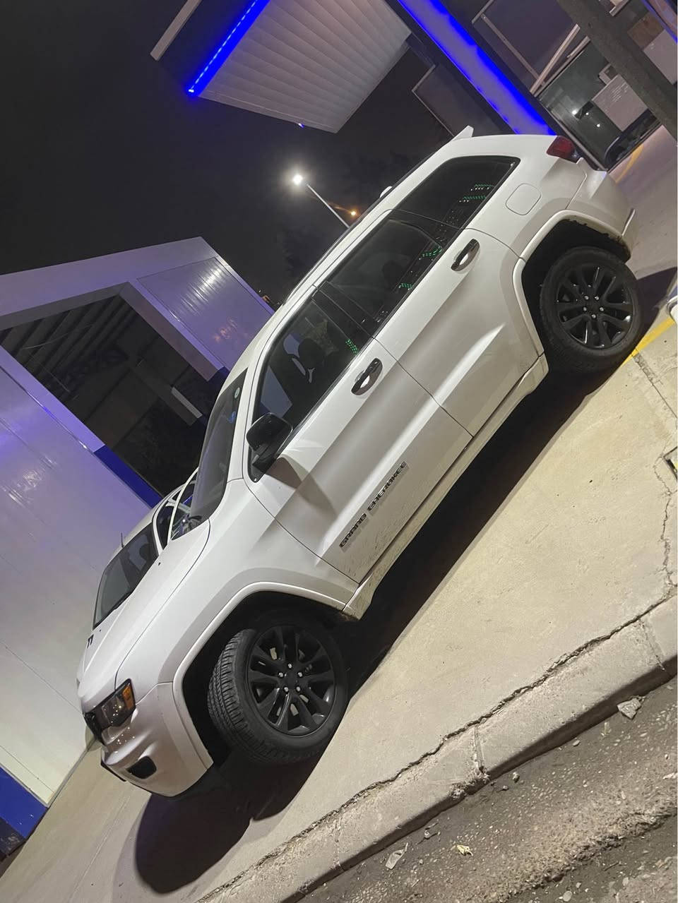 سلام عليكم 
Jeep laredo 2021 
ماشيه ٩٩ الف كيلو متر 
الكير والمحرك والصدر والكهربائيات والتحويل كله بشرط 
بيه ٦ قطع اني ابيعلك حزام 
مواصفات الاريدو معروفه 
تحكم ستيرن 
كروز سرعه 
جنطه كهرباء 
شاشة جبيره 
تشغيل عن بعد 
السياره دبل بصمه 
رقم اربيل ومكانه اربيل 
السعر ٢٠٥ وبيه مجال بسيط
***********
*1C4RJEAG5MC860882* رقم الشاصي أربيل, العراق
