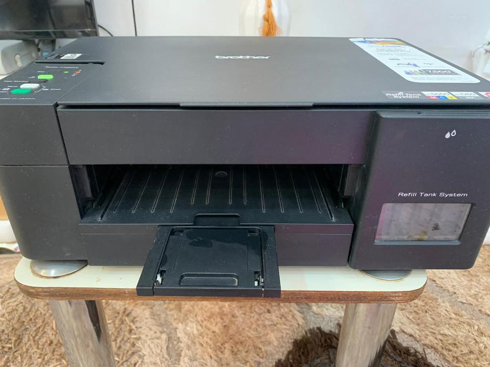 السلام عليكم طابعه brother طبع ملون وعادي و WiFi استعمال قليل منزلي
الطابعه صارله سنه فقط عندي واشتريتها جديده 
السعر ٢٥٠ وبيها مجال 
للاستفسار على الرقم ***********
