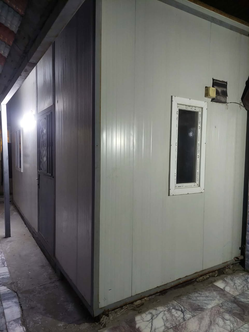 غرفة سندويتش 
السندويش ضد الحرق 
العرض ٥ ونص متر 
والرتفاع ٣ متر 
والنزال ٣ ونص متر 
داخله قاطع ٣ متر
شباك عدد ٢
باب عدد ١ بغداد الكراده 600 بيها مجال


**إذا كنت صاحب هذا الإعلان وتريد حذفه لأي سبب، رجاءا أرسل رسالة إلى الدعم الفني**