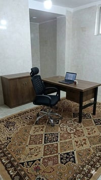 ميز مكتبي • كرسي دوار • رف ابيض