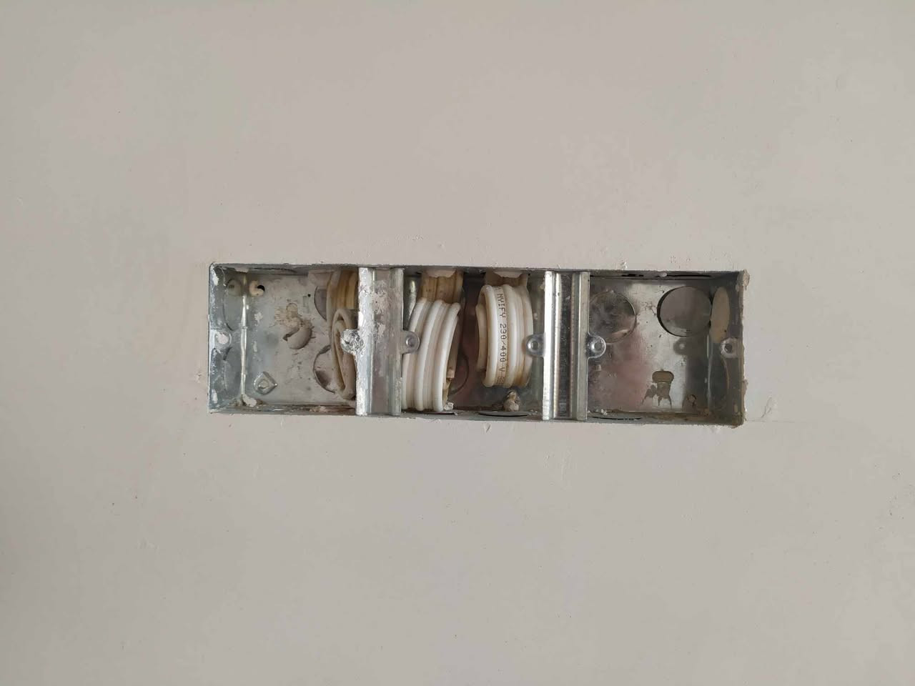 #اسلام #  عليكم *********** يوجد كادر لبخ جص من الموصل شقلي مستمر في الشرقاط منذ 7 سنين شتقلت بيوت عديدة في ااشركاط كادر يتكون من 4 اوصطوات وربع عمال الي شقلة جاهز للبخ يتصل صور كدام العين شقل حلو ومرتب وتلف ماكو قليل شتقلت في بعاجة والخضرانية والطوب والفليتة والخصم والسكنية وسديرة موجود واتساب او طب خاص عل فيس
