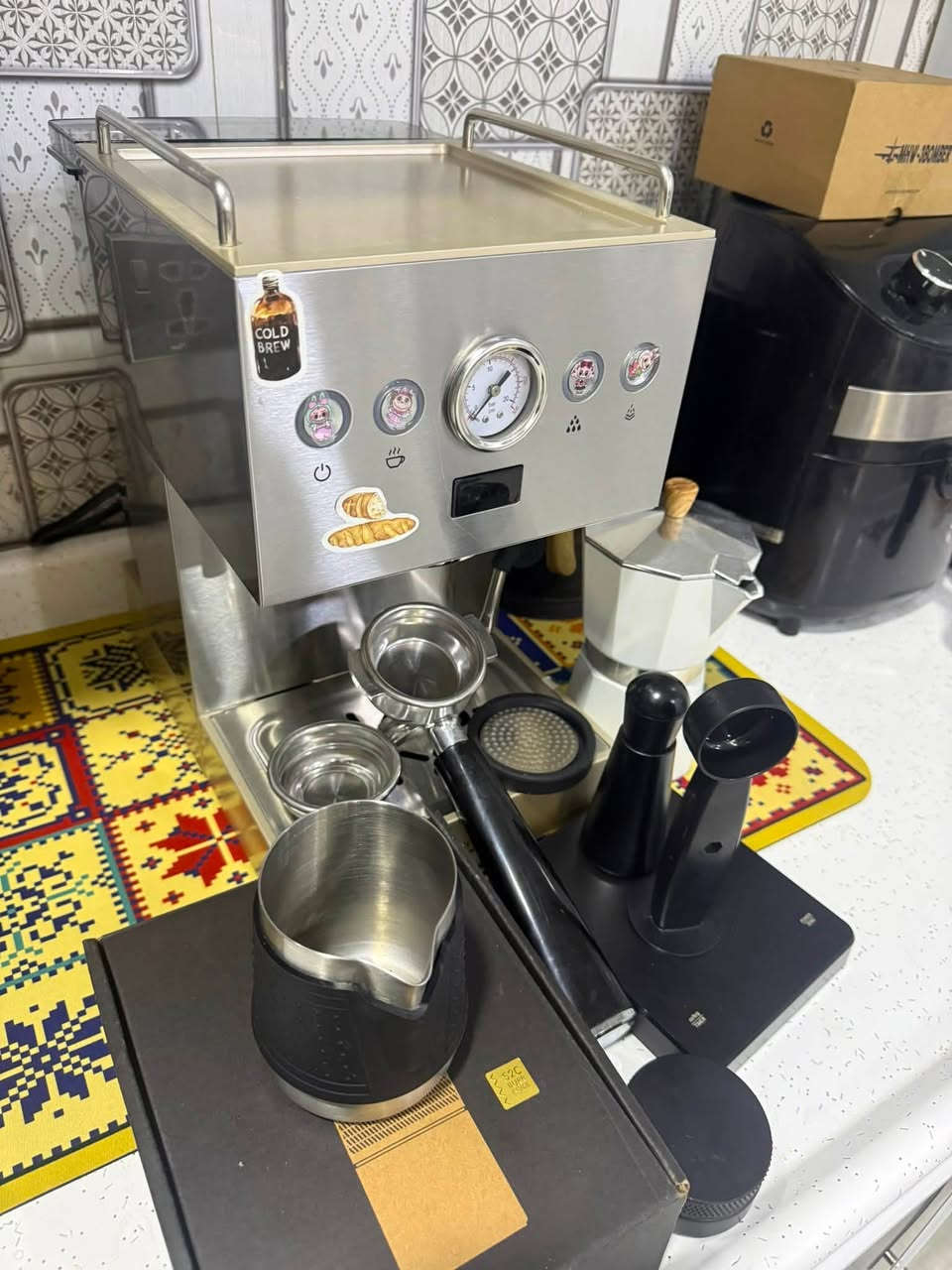 مكينه Profl max غنيه عن التعريف مع
طاحونةه     
* ✅ Timemore Chestnut C3S

* ☕ الإسبريسو.
* ☕ القهوة المقطرة (V60).
* ☕ الفرنش برس.
* ☕ الكيمكس وغيرها، حسب درجة الطحن.
ميزان حترافي 
موكا حجم وسط
بولوفلتر 58
مفكك تكتلات 
موزع ايمكس 
بتشر حليب 
ستخدام شخصي نضيفه تاخذهن وانتا مرتاح


**إذا كنت صاحب هذا الإعلان وتريد حذفه لأي سبب، رجاءا أرسل رسالة إلى الدعم الفني**