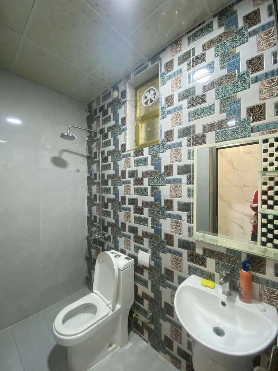 للأيجار في السيدية
شقه جديدة جداً 
طابق أرضي 
مساحه 120م 
يحتوي على استقبال ومطبخ وصحيات وغرف نوم عدد2 
وحده منهن سويت 
الموقع : السيدية / الاقتصاديين / قرب شارع 40 .. 
الايجار : 800 الف + خدمات 30 الف 
الخدمات تشمل ( عامل تنظيف البنايه + اجور الماء والكهرباء ) 

للاستفسار اكثر *********** حمزة 
مكتب ايليا
