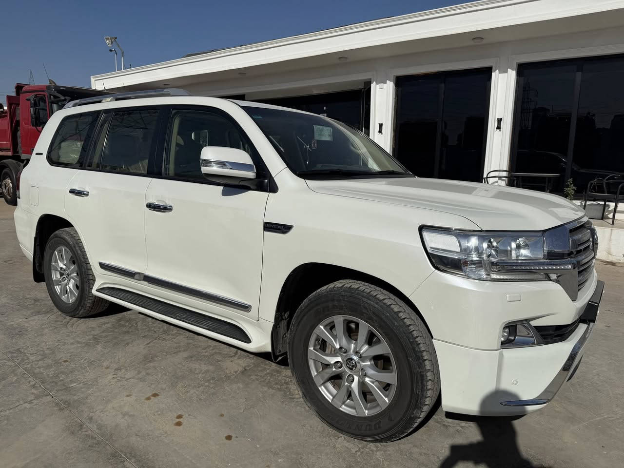 سلام عليكم لاندكروز 2016    للبيع رقمها بغداد بسمي تحويل ثاني يوم مكفولة كفالة عامة بيها شوية بارد بلصندوك فقط والباقي كلة مكفول 
ماشية 135الف 
السيارة فطيم موصفاتها GXR
مكان السيارة بغداد شارع فلسطين 
سعر السيارة 470ورقة 
الرقم للاستفسار ***********
