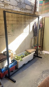 ستاند حديد • يحمل بدلات • جديد