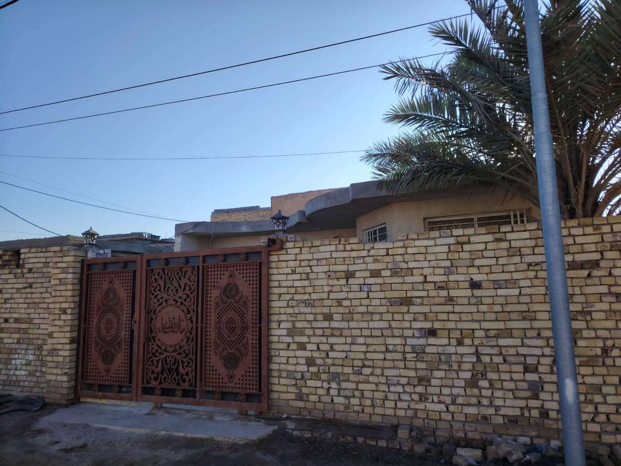 السلام عليكم بيت للبيع   المساحه ٢٠٠ شارع العريض الرئيس يربط شارع الحي مع شارع النفط
البيت كامل تطبيك سيراميك الاستقبال ديكور صحيات داخلية وخارجيه ٢ نوم 
***********
السعر ٥٥ وبيه مجال
