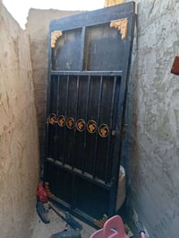 باب خارجي • ٢م ارتفاع • حديد اصلي