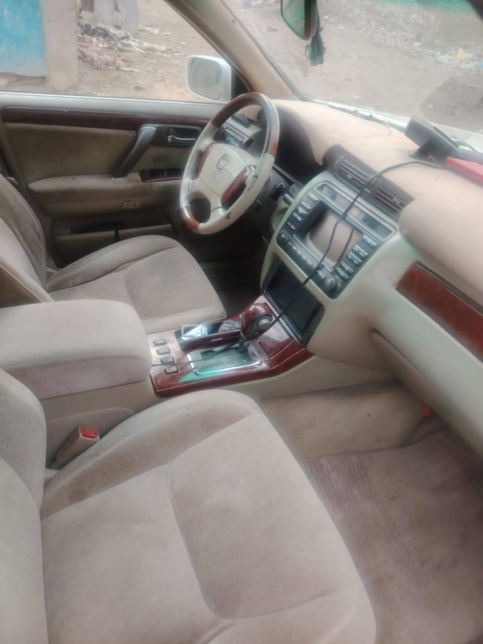 السلام عليكم ملكه للبيع موديل 2000كرستال تبريد امامي خلفي ثلاجه كشن كهربائي كامره ستيرن كهربائي سياره مكفوله من كص ونقل جثه وضربه ومكينه وكير 3000 عده ضربه خفيفه بالهلال الخلفي رقم التليفون ***********
