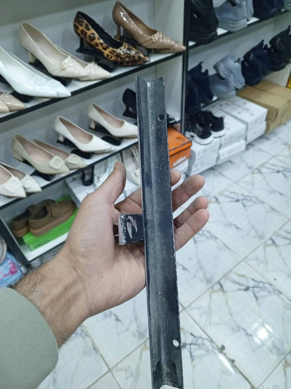 السلام عليكم
ديكور ارفوف للبيع 
مو مثل ماموضح بالصور 
الشكل يكون كل شخاطتين وياهن 10 هوكي و ارفوف 5 
شخاطات عدد( 4) طول الشخاطة (3)متر
ارفوف عدد (10) طول الرف متر عرض (60) سم 
هوكيات للرفوف عدد 20 
بسعر كلش مناسب 
واتساب ***********
