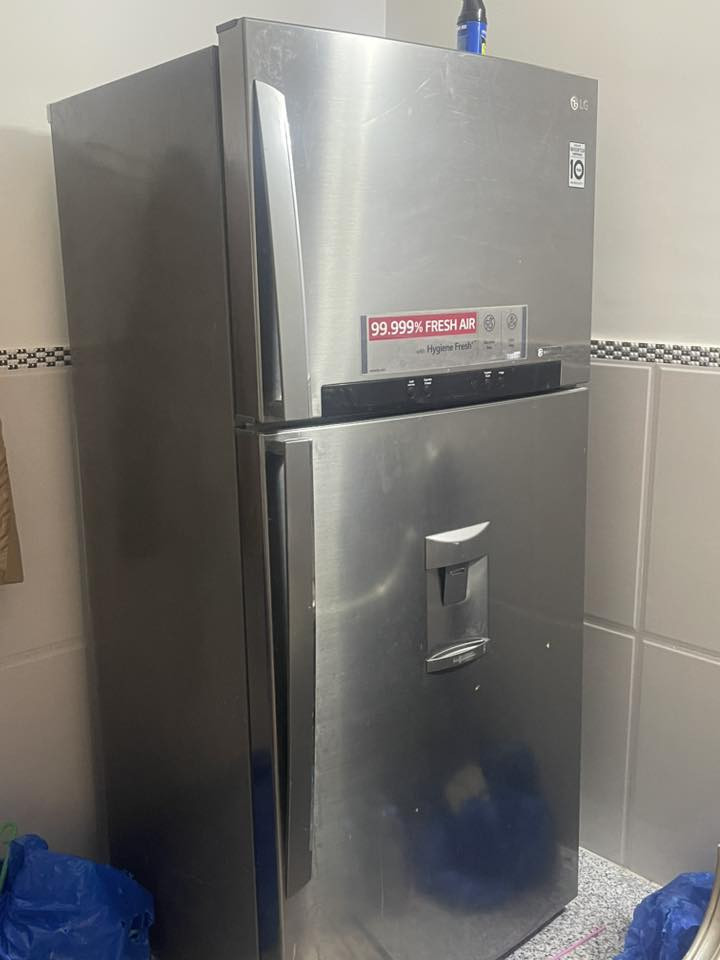 السلام عليكم ثلاجة lg حجم كبير جيدة جداً نظيفة للبيع سعرها 500
***********
