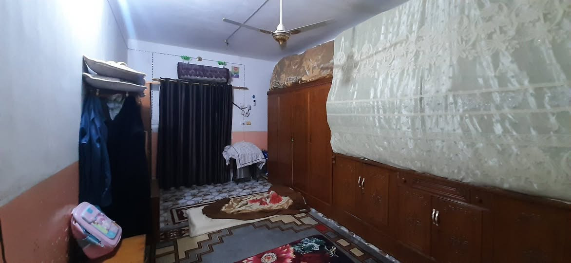 السلام عليكم بيت مساحه375  للبيع في حي الحكيم بالقرب من سيد جاسم  شارع الطابو يبعد عن الشارع تبليط 100 متر البيت يتكون من استقبال13×4 مع صحيات ستقبال +مطبخ5×3ونص +غرفتين6×3ونص +صاله8×4    +كراج10×7  + مخزن5×7 يصلح الى مشتمل كامل   + صحيات. + مطبخ حار+كراج يسع الى سيارتين للاستفسار  الاتصال ع***********
