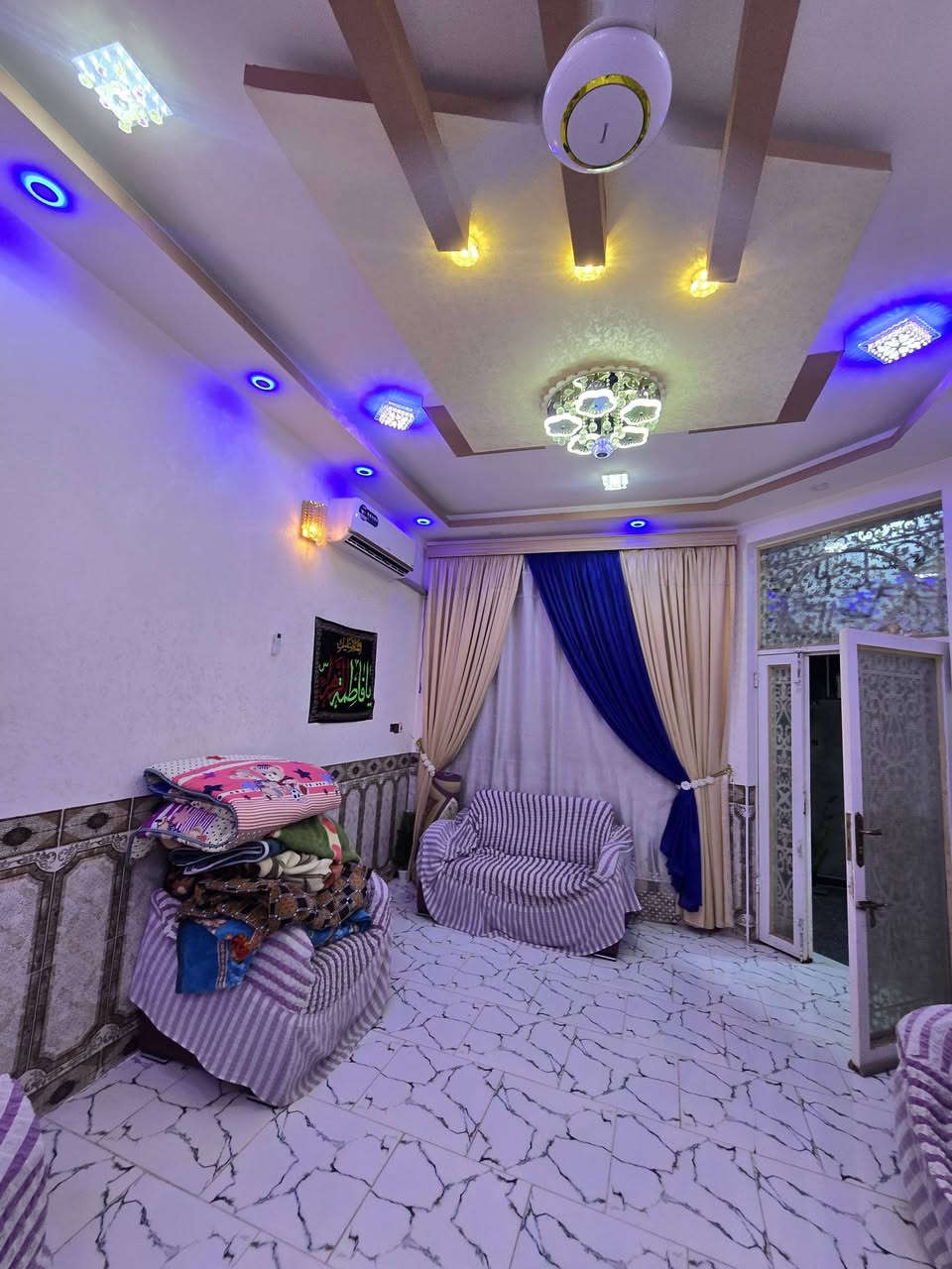 اللهم صل على محمد وآل محمد 🪬 🧿 
بيت للبيع منطقة ال36 بصف معمل المرور مقابيل 270 دار 
مساحته 250 متر طابو صرف  طابقين كونكريت مسلح بنيان درجه اولى البيت نضيف كلش السطح شتايكر الطابق الأول يحتوي على ٢غرف وصاله ومطبخ وصحيات عدد 2 
الطابق الثاني يحتوي على ٣غرف وصاله وصحيات وطبخ 
السعر خاص او اتصل ***********
