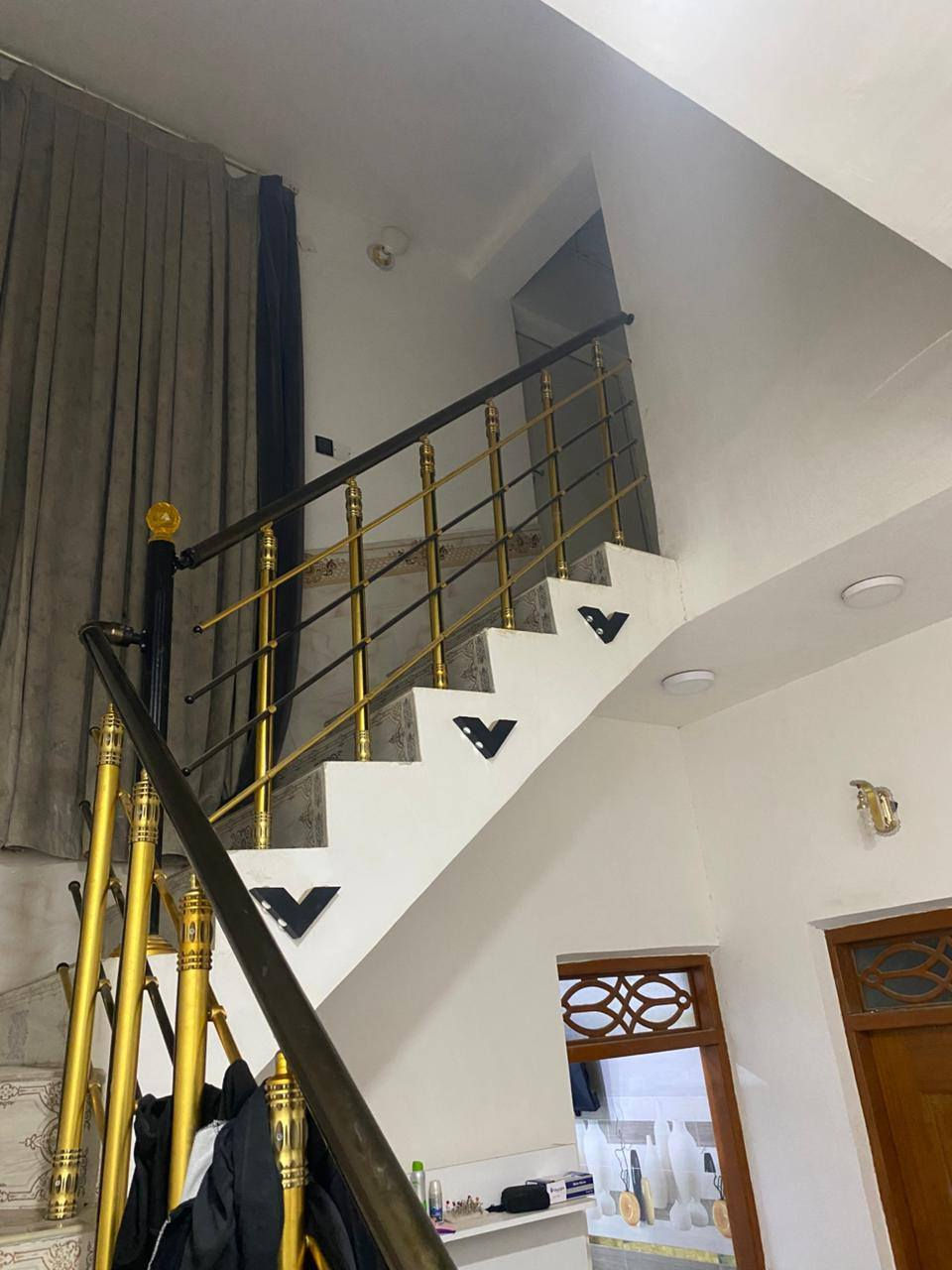 للبيع
بيت ١٠٠م امامي طابق ونص
بناء حديث كونكريت مسلح
سعر ١٧٥ بيه مجال
يقع في صالحيه قرب سيد جابر

يحتوي طابق الأول على غرفه وصاله ومطبخ وصحيات داخليه وخارجيه واستقبال

طابق ثاني غرفه وصاله وصحيات
موبايل للاستفسار ***********
