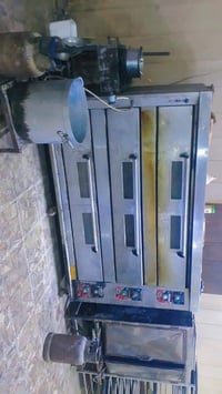 متوفر فرن وغراض معمل حلويات كاملة للاستفسار اكثر 07801311407