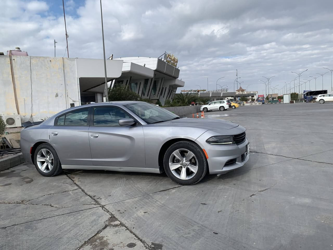 السلام عليكم تشارجر 2016 sxt فول موصفات عدا الفتحة السيارة استعمال شخصي مال موظف    باسمة السيارة  من 2017 إلى الآن موجودة عدة السيارة ما متعوبة جامدة أخت  2025  حدادية جديدة  صار شهر من شادلهة  تيارات جدد  ما عايزة لو ربع  حادثها  قطعة وحدة  فقط بنيد  بدون دواخل  موصفات السيارة:
1- تشغيل عن بعد 
2- تحكم استيرن 
3- ثلاث وضعيات قيادة 
4-شاشة كبيرة حجم 8.4انج
5-كامرة خلفية
6-حساسات خلفية 
7-هيترات بالمري 
8-كشنات حضن
9-سماعات الباين 
10- تبريد قطعتين ثلج 
11- تدفئة بالكشنات 
   12- تحكم كهربائي كرسي السايق
13-مثبت سرعة
14-تراكشن مانع انزلاق 
15-تحكم كامل بالإنارة 
مكان السيارة بابل الطريق السريع قرب محطة انوار بابل   السعر 185 ورقة وبيه مجال
للاستفسار *********** -***********
