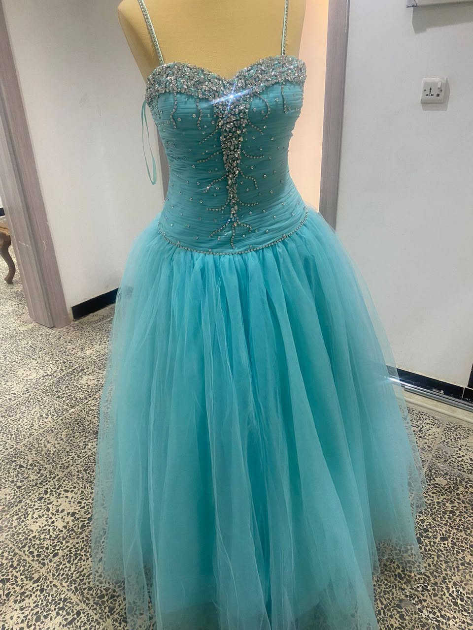 عندي بدلات اعراس جدد بس مخزونات ينرادلهن غسل وكوي العدد 250 بدلة اذا شلع على 50 الف القطعة 

***********
***********
