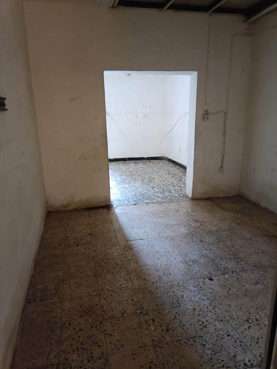 السلام عليكم
طابق ثاني للايجارمعزول  غرفه وصاله وخدمات وبالكون داخلي
وسطح خارجي عنوانه شارع عدن مقابل سلام الكصاب 
ايجار 250 
***********
