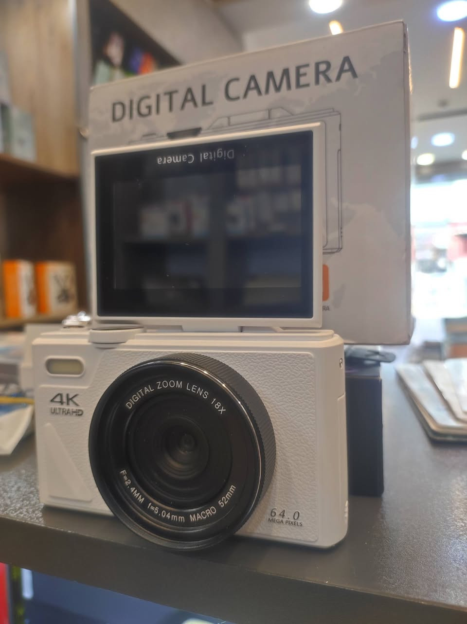 هذه كاميرا رقمية من نوع Digital Camera ذات تصميم مدمج، تدعم التصوير بدقة 4K Ultra HD، وتأتي بعدسة ذات تكبير رقمي 18x وتلتقط صوراً بدقة 64 ميجابكسل. [1, 2]
الدقة والتكبير: توفر الكاميرا تصوير فيديو بجودة عالية 4K وتكبير رقمي يصل إلى 18 مرة.

التصوير الفوتوغرافي: تلتقط صوراً ثابتة بدقة تصل إلى 64 ميجابكسل.

المميزات الإضافية: تحتوي على شاشة قابلة للطي مقاس 3 بوصات بزاوية 180 درجة، ومناسب للمدونات المرئية (Vlogging).

التخزين والشحن: تدعم استخدام بطاقات الذاكرة (TF Card) وتستخدم شاحناً من نوع Type-C

هذه كاميرا رقمية من نوع Digital Camera ذات تصميم مدمج، تدعم التصوير بدقة 4K Ultra HD، وتأتي بعدسة ذات تكبير رقمي 18x وتلتقط صوراً بدقة 64 ميجابكسل.

السعر 50الف


**إذا كنت صاحب هذا الإعلان وتريد حذفه لأي سبب، رجاءا أرسل رسالة إلى الدعم الفني**