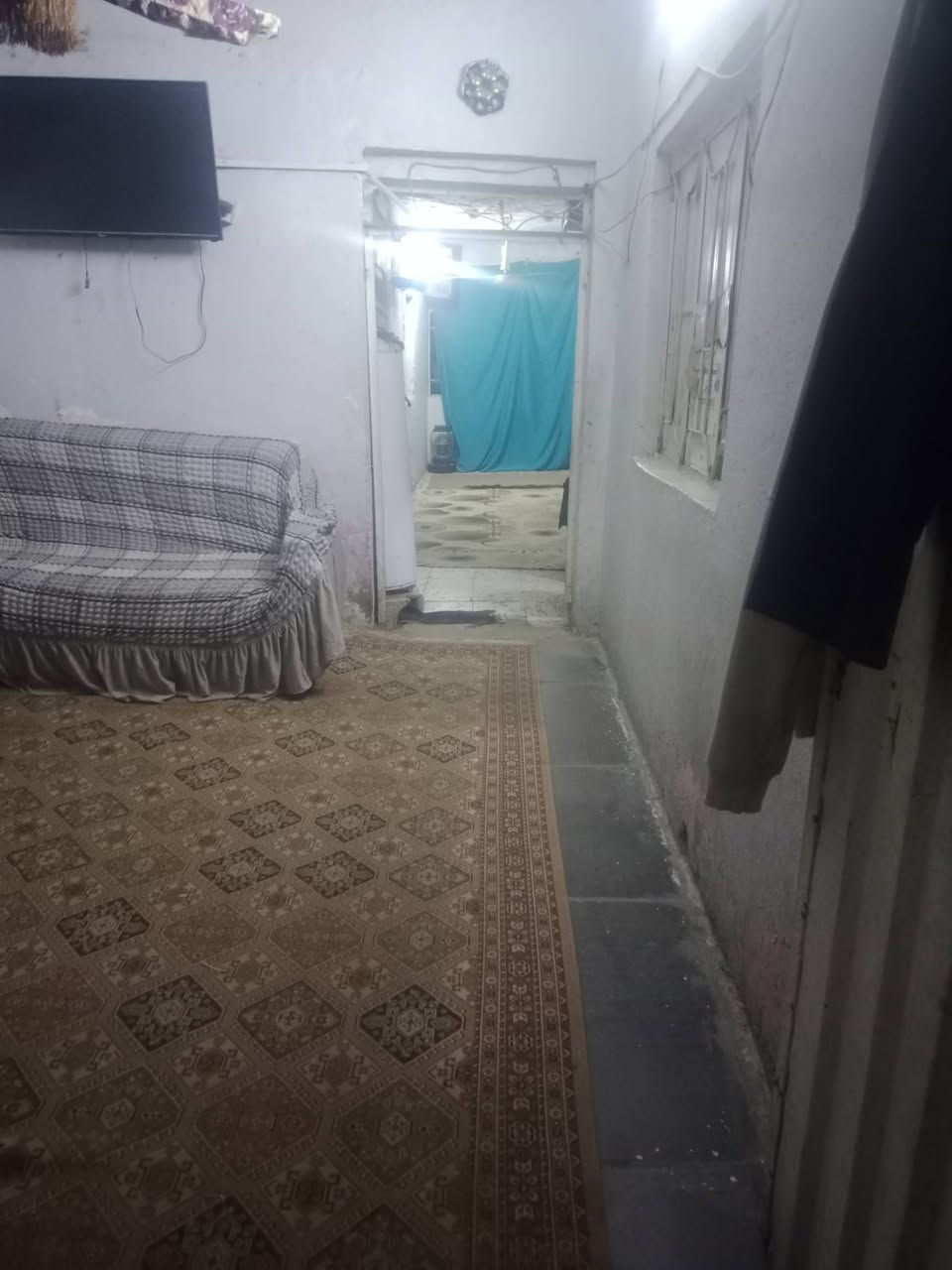 السلام عليكم اخوان بيت للبيع منطقه تجاريه في الديوانيه  شارالمواكب البيت قديم يتكونن  ثلاث غرف وصاله واستقبال وصحيات وفوق غرفتين نوم مساحه البيت 150 سعر البيت 160 وبي مجال رقم الموبايل***********
