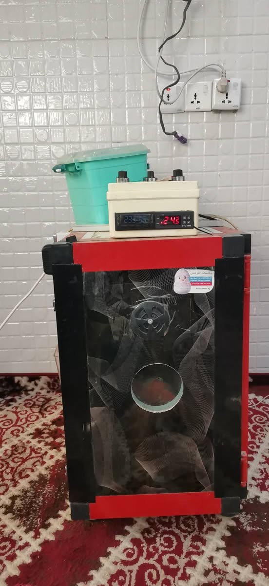 فقاسة للبيع فول اتوماتيك ٦٨ بيض قابل لزياده مكان كركوك ***********
