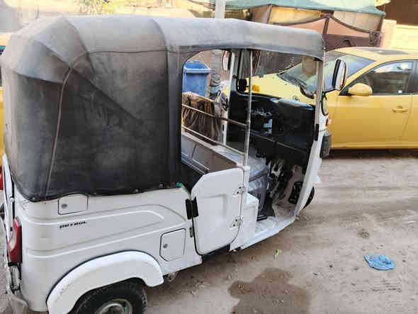 سلام عليكم تكتك البيع بسمي تحويل ثاني يوم رقم نكليزي بيه بارد من وره بس مكاني بغداد  النعريه ***********
السعر 7700 بيه مجال حك قليل
