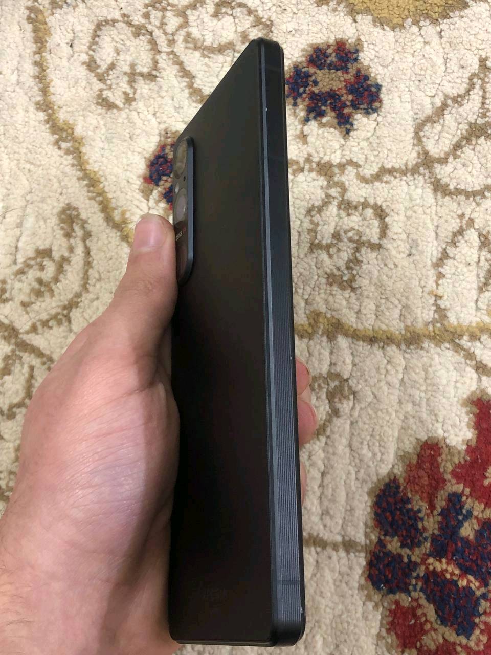 كركوك 
حي عدن 
Sony Xperia 1 v 
كل الالعاب 120 فريم
كاميرا سوني معروفة
بطارية 5000
معالج snapdragon 8 gen 2 وحش الالعاب 
شاشة 4k OLED مستحيل تلگاها بغير تيليفون 
ذاكرة 256 رام 12 وتكدر تضيف مساحة تخزين إضافية 
مدخل سماعات 