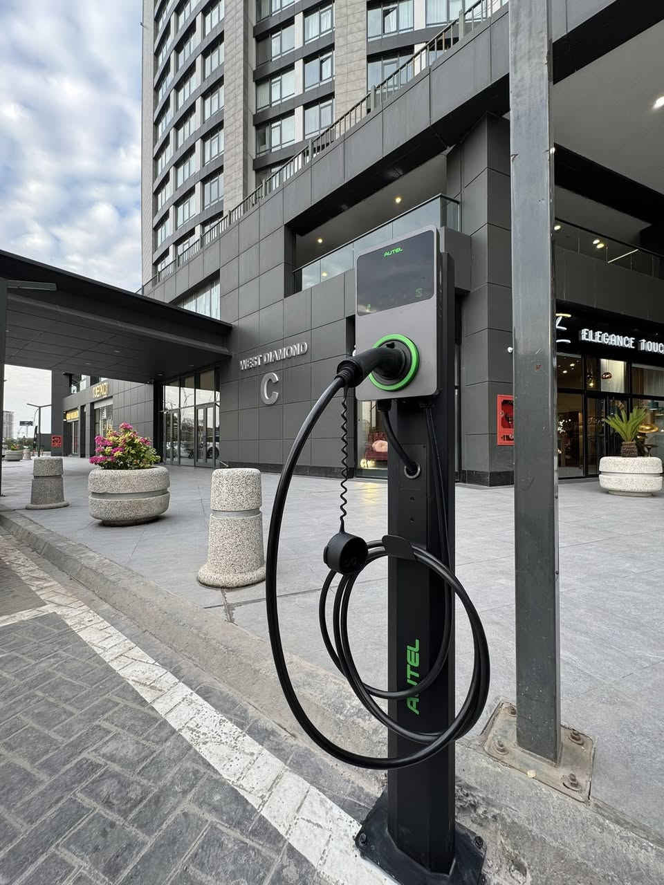 شركة لمعان الوسام لشواحن السيارات الكهربائية autel
نحن الشركة العراقية الاولى الرائدة في تجارة وتنصيب شواحن السيارات الكهربائية 
شواحن منزلية وشواحن كهربائية عملاقة dc
وكلاء ماركة اوتيل الاولى عالميا في مجال تكنلوجيا السيارات 
العنوان اربيل شارع 100 مقابل فاملي مول 
للاتصال ***********
او الرقم الثاني كورك. ***********
