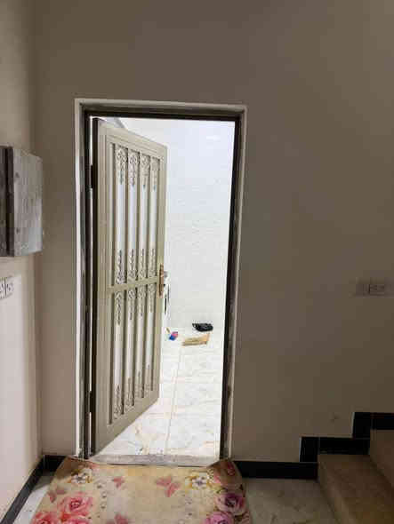 السلام وعليكم شقه طابق اول في منطقه محولة الزهير قبل البهادريه مساحتها 110متر تحتوي الشقه على   صاله ومطبخ تصميم مودرن التركي مشترك  وغرفتين منام   ومرافق صحيه وحمام منعزل  والشقه بيها ماطور وتانكيات ابو الطن عدد 2 للماء الحلو والماء المالح وبنكات سقفيه متكامله ويوجد كيزر وسنك مرمر اصلي والسطح مشترك لل4شقق
الشقه جديده وشغلها درجه اولى
ملاحضه الايجار فقط عوائل صغيره 
سعر الايجار 450 الف نهائي
دلاليتي مع العقد ثابته 125
 رقمي للاستفسار *********** يوجد واتساب
