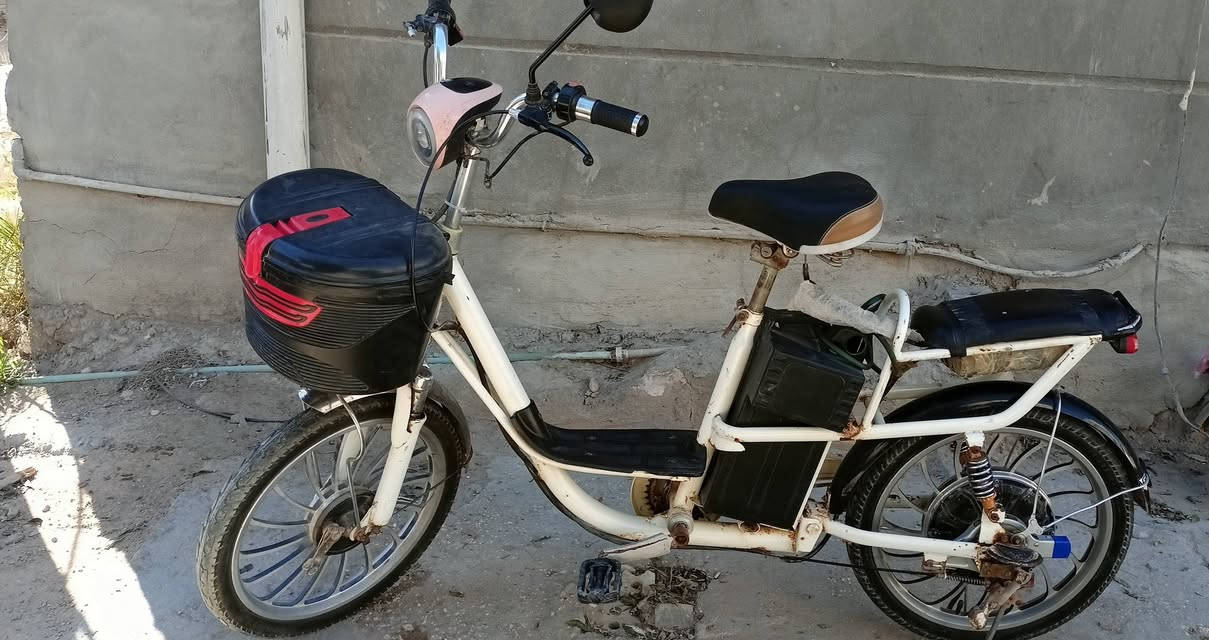 سلام عليكم
دراجة شحن مابيهة اي نقص فقط البطارية ضعيفة تحتاج تبديل 

لايت امامي خلفي شغال بريك خلفي جديد صندوق قفل، عقل اصلي شاحنة اصلية جديدة 

شرط الفحص السعر 120 وبيهة مجال *********** العنوان كربلاء البوبيات
