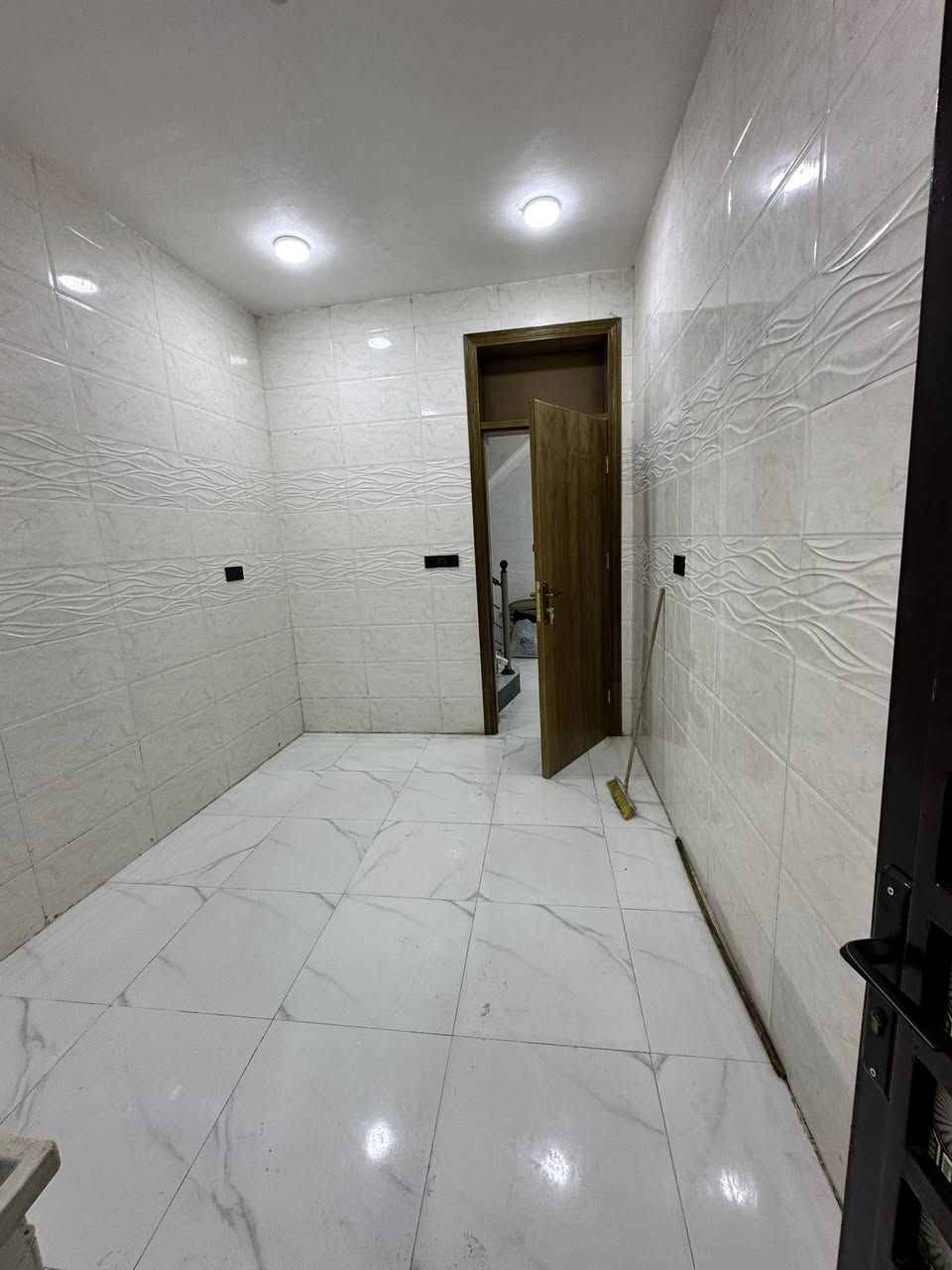 السلام عليكم بيت 
مساحه 125 للبيع 
مكان بابل حله زوير الغربي 
بناء حديث صارله 3اشهر من  كمل بناء 
زراعي سند 25  
ماء كهرباء  
البيت طابقين. الطابق الائرضي صاله +هوال + مجمع صحيات + غرفت نوم 
الطابق الثاني غرفتين نوم + هول + مجمع صحيات 
التواصل ***********
