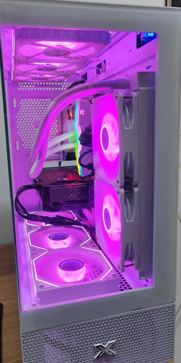 Pc للبيع 
Cpu:RYZEN 7 5700X معالج
Gpu:RTX 5060Ti (16)GB VRAM asus 2 fan كرت شاشة 
MP:asroc B550 steell legend مذر بورد
TFORCE DELTA 2×8 16G رامات
 SSD:M.2 : 512 G kingston + HDD 500 G الهارد 
Cooler: radragon white 2 fan الموبرد 
 PSU: MSI 600W PLUS 80 البور
CASE: xigmatic white 6 FAN الكيس  
Windows 11 PRO مع التفعيل
كلش نضيفه وكل الكراتين موجوده 
مكاني بغداد ماعندي توصيل محافظات مابيع قطع
السعر 1450 الف قفل قفل قفل قفل لا تتدخل تعامل تجي للبيت تاخذهه *********** واتساب فقط
