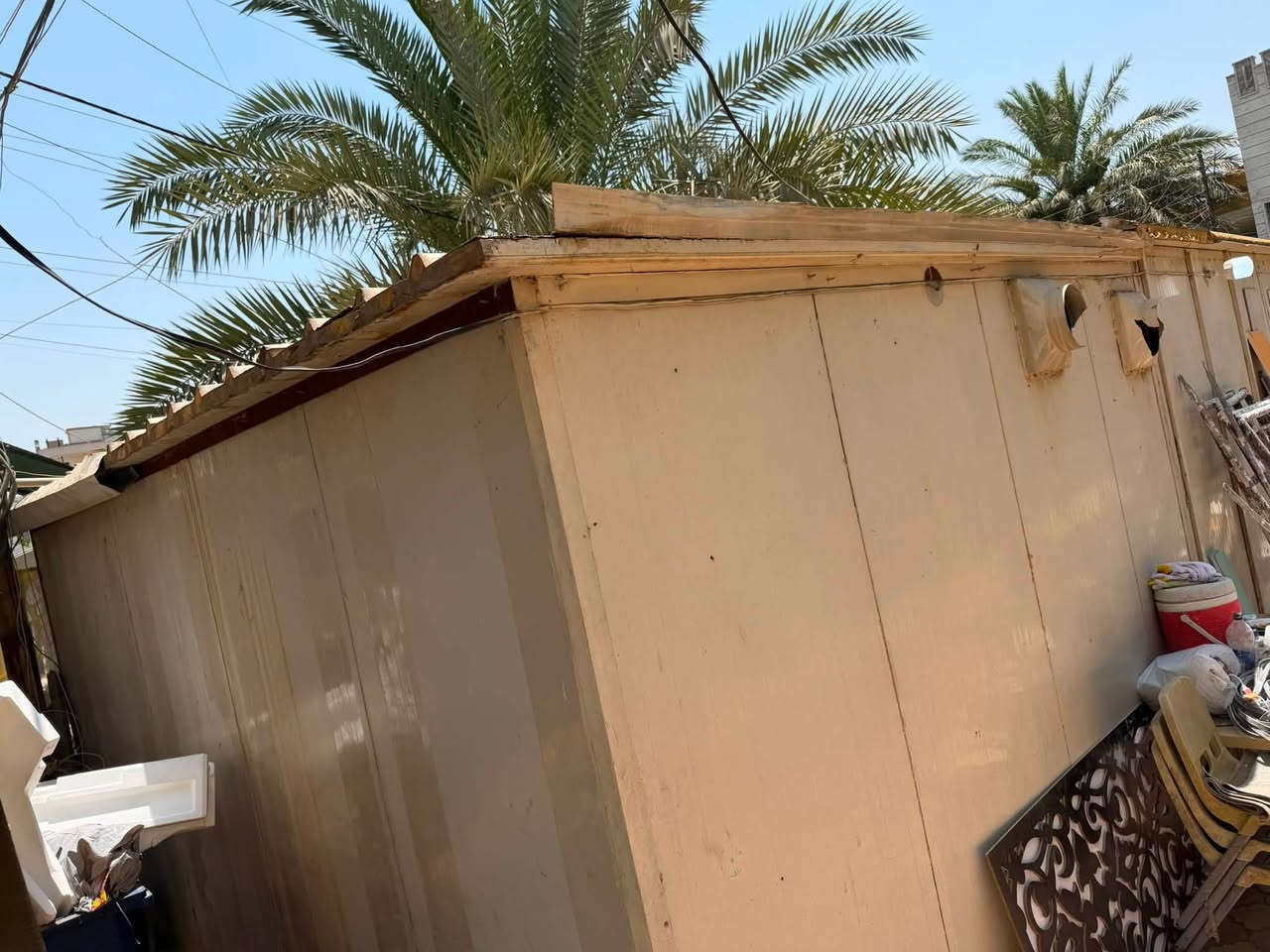 سلام عليكم يوجد سندويج  البيع مستخدم ثابت حالين هوه محل طوله ١٣متر عرض ٥ متر يحتوي على باب كبنك عنوانه بغداد السيديه ***********
