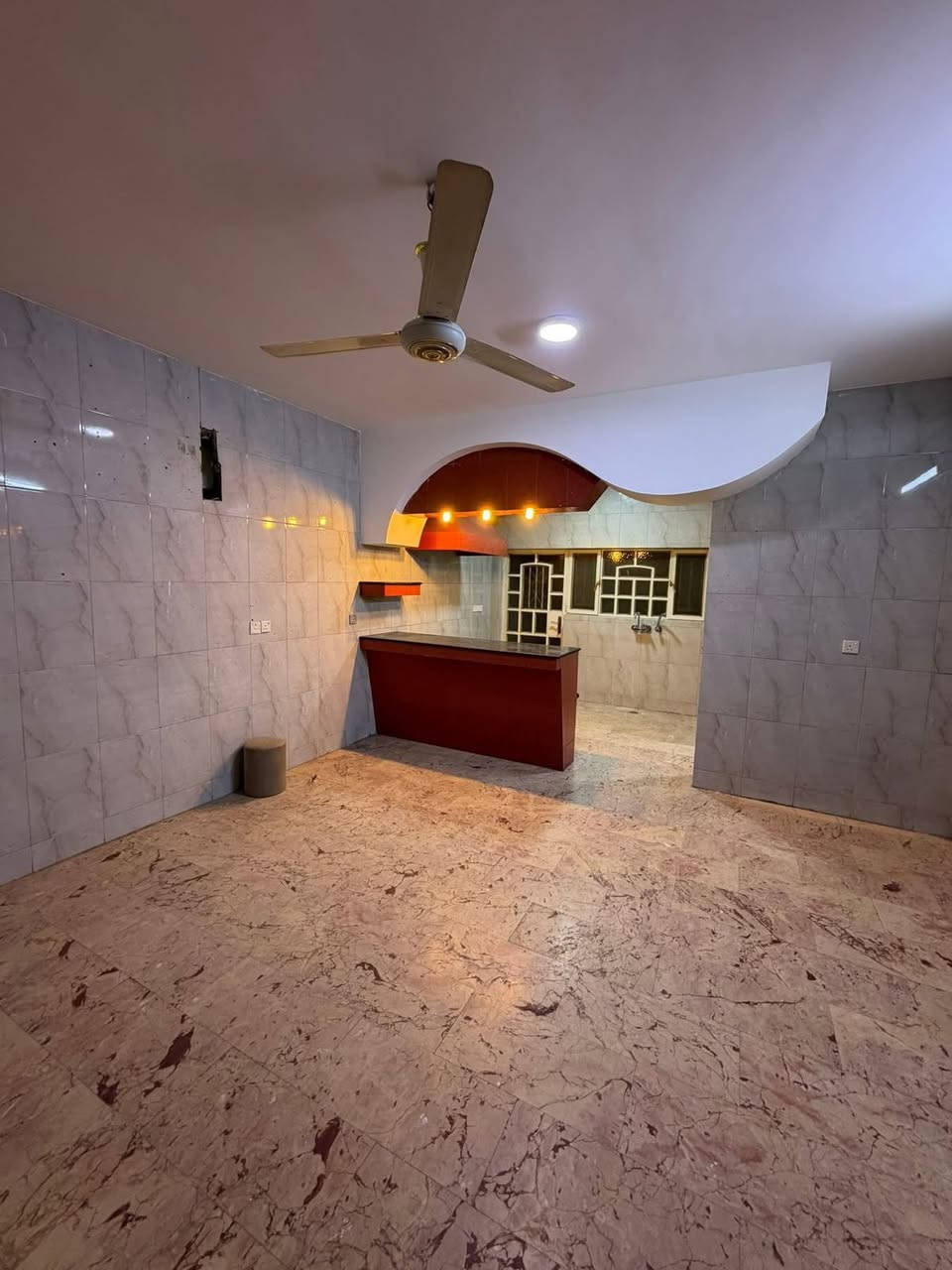 ⭕️.للايجار 

⭕️.دار مساحة 250 متر 

📍.المنصور المتنبي موقع مميز قريب شارع14 رمضان 

⭕️.يحتوي على غرف منام عدد4+صاله كبيره مع صاله داخليه واسعه +مطبخ حار بارد +خدمات صحيه +كراج وحديقه 

🟢.للاستفسار والتواصل /***********

✅.يتوفر لدينا عروض ايجار بمختلف المساحات التجاريه والسكنيه داخل مناطق بغداد كرخ/رصافه 

📍.منصور.يرموك.قادسية.حارثيه.جادريه.عرصات الهنديه.كراده وضواحيها
