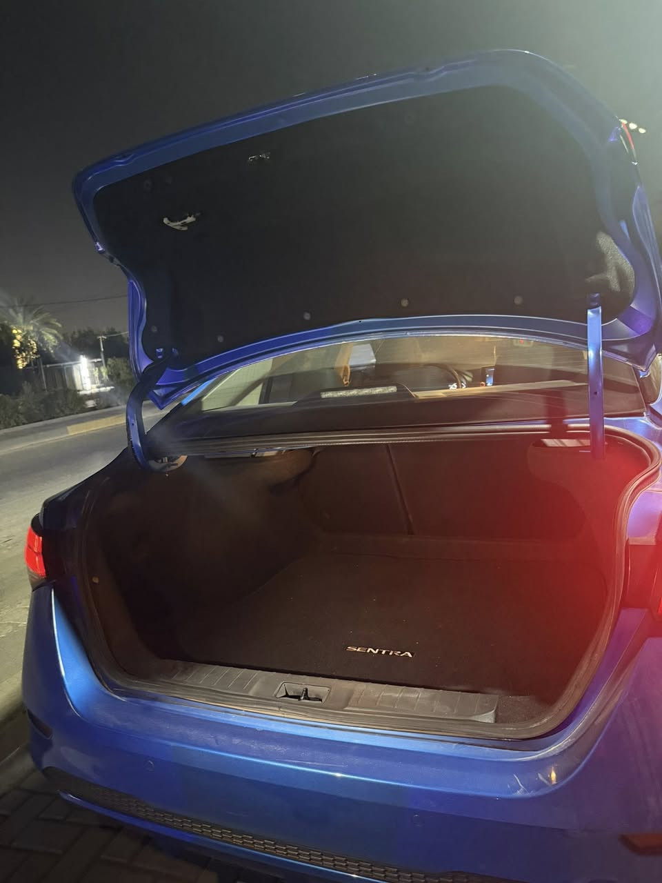 🚗 نيسان سنترا (Nissan Sentra) للبيع
الموديل: 2025(حسب المسجل بالسنوية)
اللون: أزرق ملكي (Electric Blue)
الحالة: نظيفة جداً (مثل ما مبين بالصور)
المواصفات:
• المحرك: 2000، سعة 2.0 لتر (اقتصادي وقوي).
• الشاشة: شاشة لمس كبيرة تدعم Apple CarPlay و Android Auto.
• التحكم: ستيرنج فول (تحكم مقود) مع مثبت سرعة.
• التبريد: نظام تبريد ممتاز (فتحات تبريد دائرية بتصميم رياضي).
• الأمان: رادار أمامي، نظام الفرملة التلقائية، وحساسات خلفية.
• التصميم الخارجي: لايتات LED، رينجات ألمنيوم بلادية مكحلة، وتصميم انسيابي حديث.
• المقصورة: كراسي مخمل (قماش) بتصميم مريح ونظيف، أرضيات نيسان الأصلية.
• الصندوق: مساحة تخزين واسعة جداً.
الرقم للاستفسار :  ***********
العنوان :بغداد : البياع:شارع الضغط .
السعر 157$
